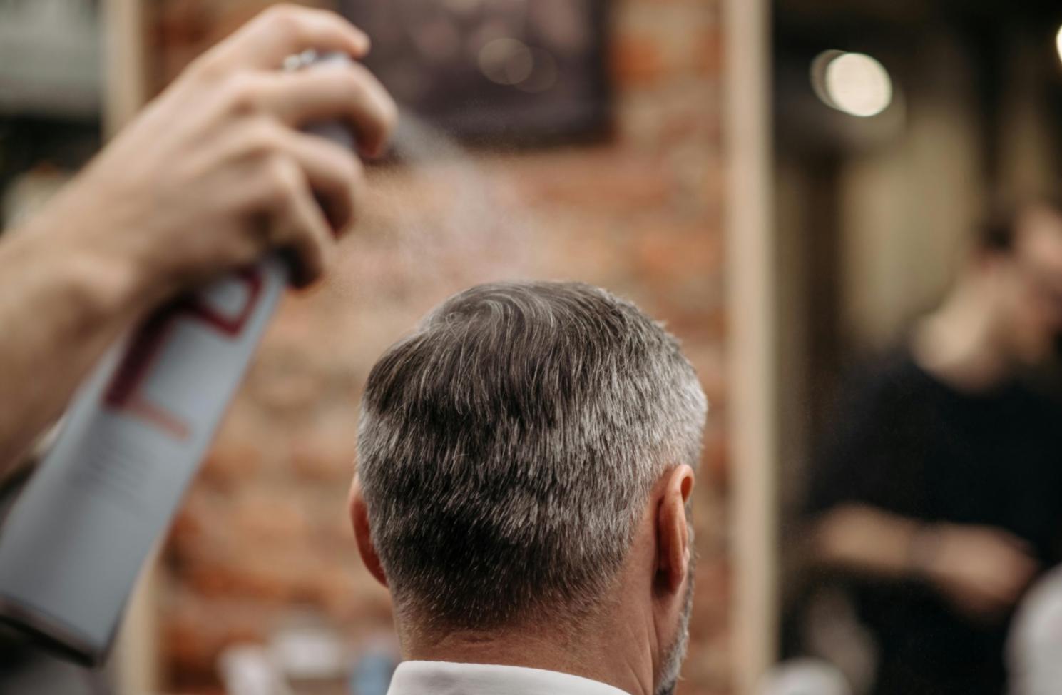 Estilista profesional trabajando en técnicas avanzadas de peinado